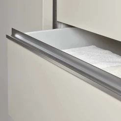 Beiger Schlafzimmerschrank Pastranav mit sechs Schubladen