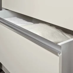 Beiger Schlafzimmerschrank Pastranav mit sechs Schubladen