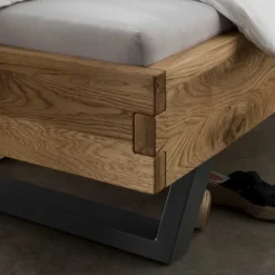 Bett & Nachtkommoden aus Wildeiche - Aryvano (dreiteilig)