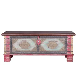 Charakterstarke Holztruhe mit Metallgriffen - Agacina