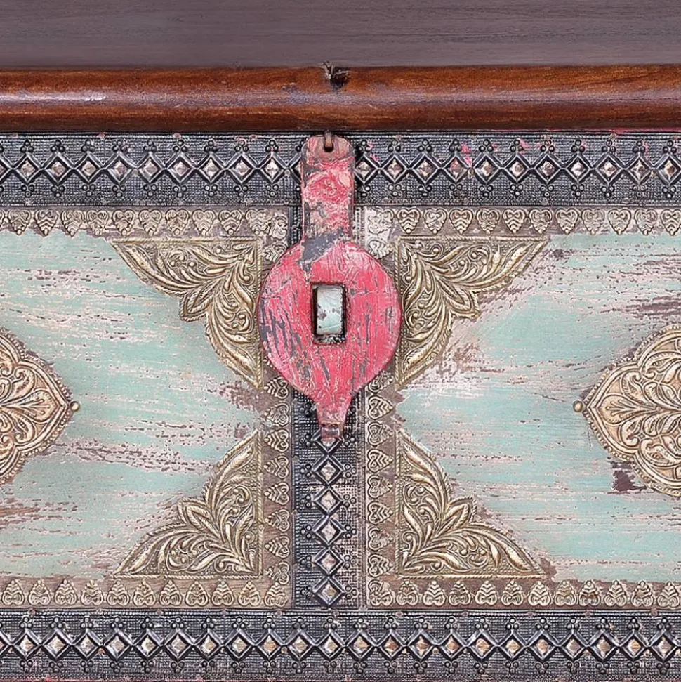 Charakterstarke Holztruhe mit Metallgriffen - Agacina