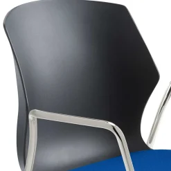 Design Stapelstuhl mit Armlehnen - Latvisa