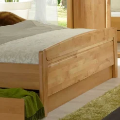 Doppelbett Bordeaux aus Erle Teilmassiv