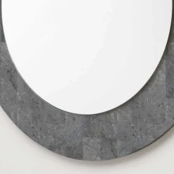 Grauer Spiegel mit Rahmen aus Stein - Maratas