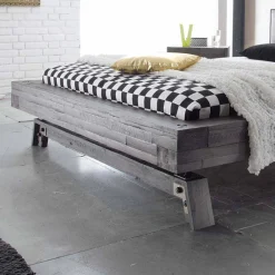 Graues Massivholzbett Firendra im Vintage Industry Style