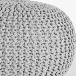 Hellgrauer Hocker mit Strickstoff Bezug - Udjaca