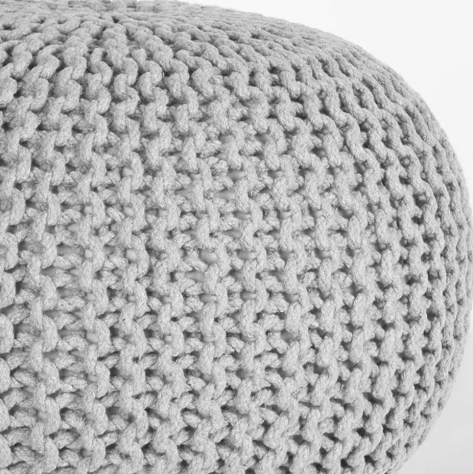 Hellgrauer Hocker mit Strickstoff Bezug - Udjaca