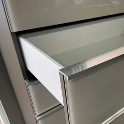 Kommode mit Glasfront in Hellgrau - Korcula