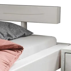 Massives Balkenbett in Weiß lasiert - Restania