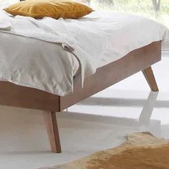 Massivholzbett Second mit schrägen Füßen