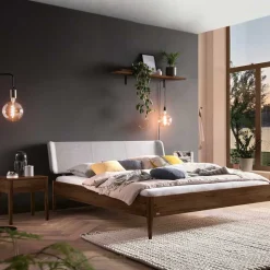 Nussbaum Bett mit extravagantem Kopfteil - Astosa