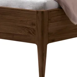 Nussbaum Bett mit extravagantem Kopfteil - Astosa