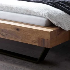 Rustikales Wildeiche Holzbett mit Metallkufen - Space
