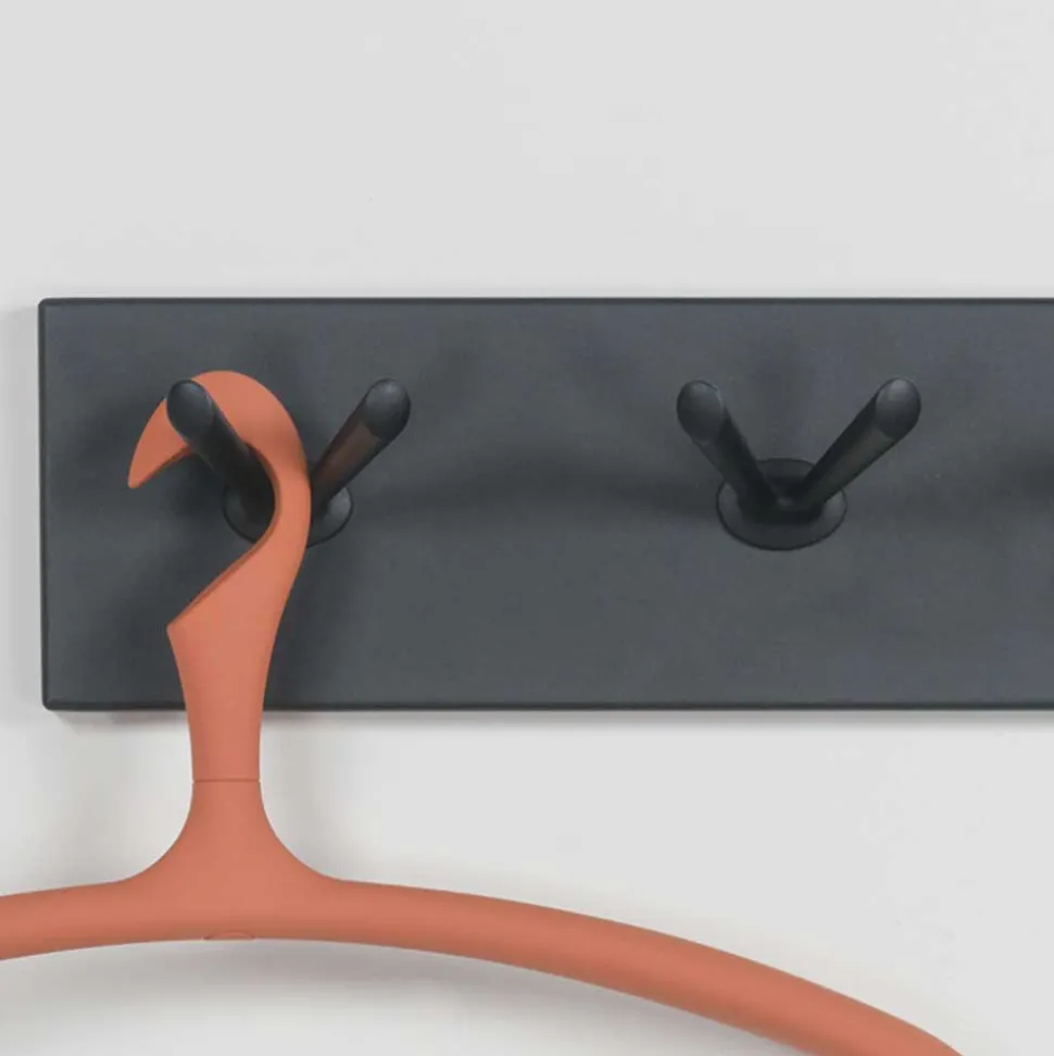 Schlichte Stahl Wandgarderobe mit 6 Kleiderhaken - Tarado