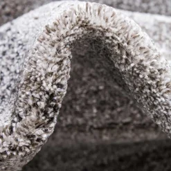 Teppich in Hellgrau mit dunkelgrauem Rand - Armina