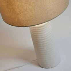 Tischlampe mit Keramik in Weiß - Laota