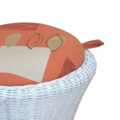 Weißer Rattan-Sitzhocker Loudes mit floralem Sitzkissen in Orange