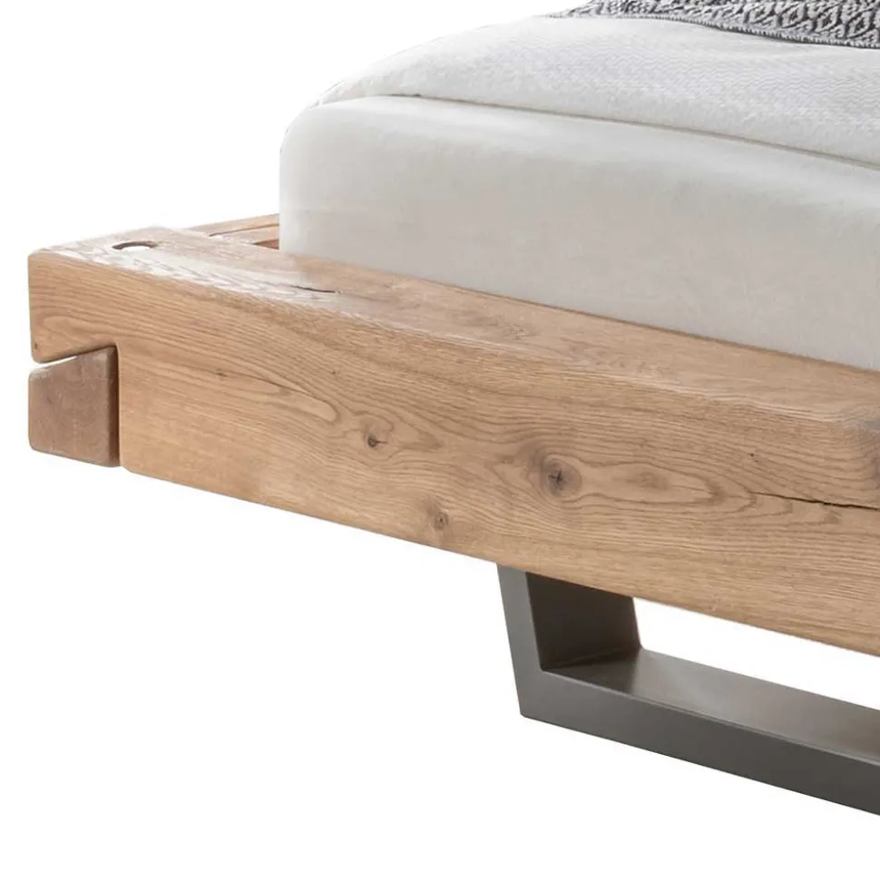 Wildeiche Balkenbett in Schwebeoptik Iloventa mit Metallkufen Industrial